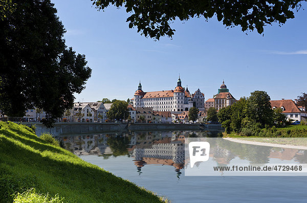 Blick über die Donau auf Schloss Neuburg Neuburg an der Donau Bayern Deutschland Europa