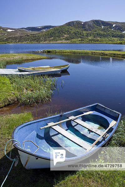Fischerboote an dem klaren See Almotjonna  Denstad  Norwegen  Skandinavien  Europa
