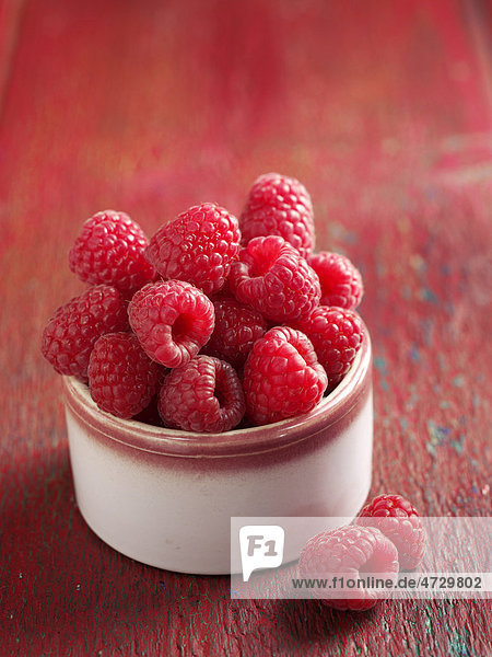 Himbeeren in Schälchen