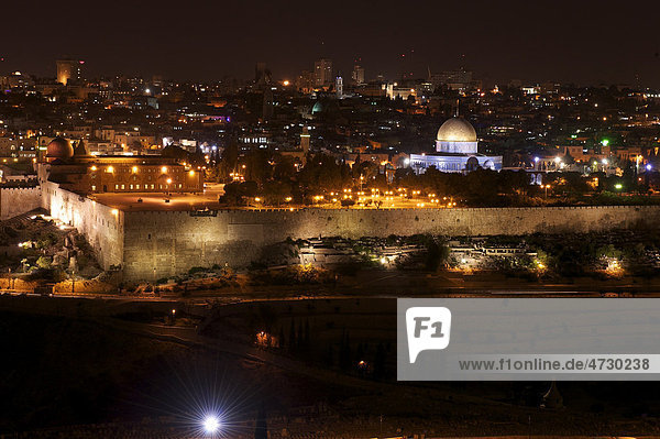 Blick vom Ölberg auf das nächtliche Jerusalem  mit Klagemauer und Felsendom  Israel  Naher Osten