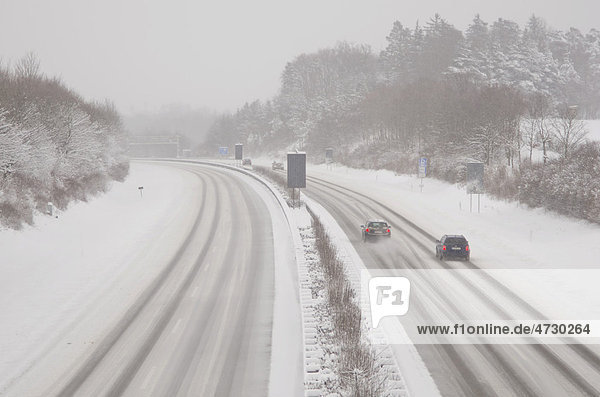 Autobahn A81  mit Schnee  bei Rottenburg  Baden-Württemberg  Deutschland  Europa