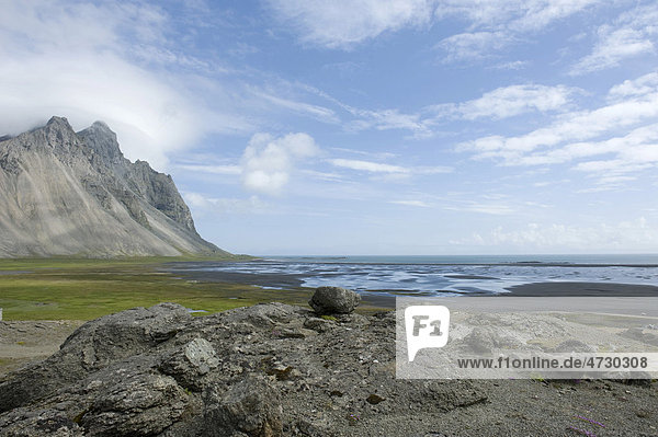 Felsen vor Berg Vestrahorn  einsamer Strand von Stokksnes  bei Höfn  Island  Skandinavien  Nordeuropa  Europa