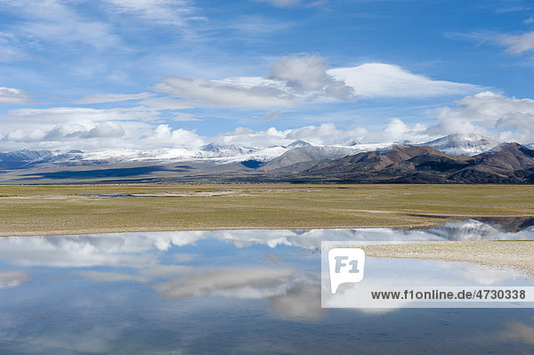 Wolken spiegeln sich im See  weite Landschaft  weiter Himmel  Transhimalaja  Himalaja  Zentraltibet  ‹-Tsang  Autonomes Gebiet Tibet  Volksrepublik China  Asien
