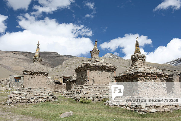 Tibetischer Buddhismus  Kloster Gyangdrak Gompa  drei alte Stupas  Kailash-Gebiet  Ngari  Gang-Tise-Gebirge  Transhimalaja  Himalaja  Westtibet  Autonomes Gebiet Tibet  Volksrepublik China  Asien