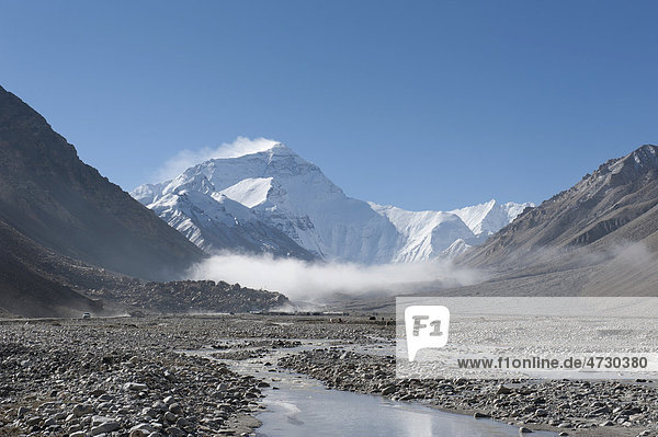Gipfel des Mount Everest  leichter Nebel  Base Camp Nordseite  Gletscherfluss  Himalaja  Zentraltibet  ‹-Tsang  Autonomes Gebiet Tibet  Volksrepublik China  Asien