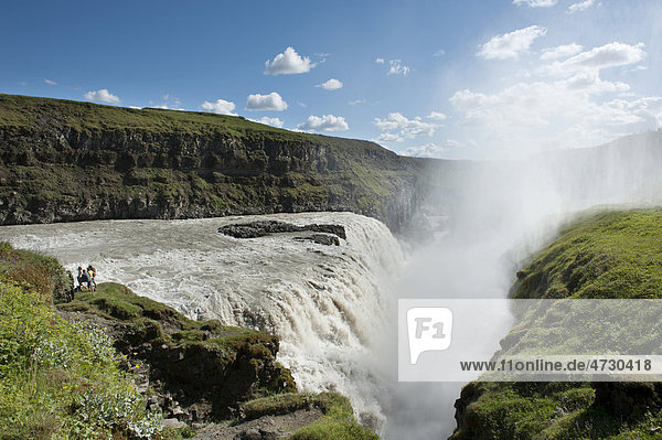 Großer Wasserfall Gullfoss  Fluss HvÌt·  Hvita  Gischt  Regenbogen  Golden Circle  Island  Skandinavien  Nordeuropa  Europa