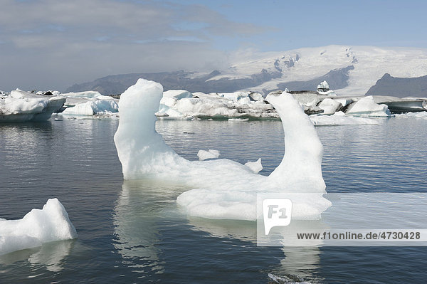 Eis  treibender Eisberg im Gletschersee  Jökuls·rlÛn  Jökulsarlon  Vatnajökull Gletscher  Island  Skandinavien  Nordeuropa  Europa