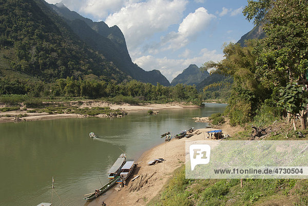 Flusslandschaft  Boote am Ufer  Fluss Nam Ou  Muang Ngoi Kao  Provinz Luang Prabang  Laos  Südostasien  Asien