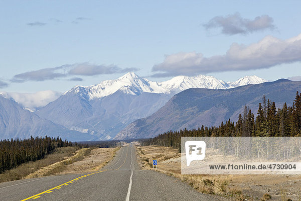 Alaska Highway  Straße nördlich von Whitehorse in Richtung Haines Junction  St. Elias Mountains  Eliaskette  hinten der Kluane-Nationalpark  Yukon Territorium  Kanada