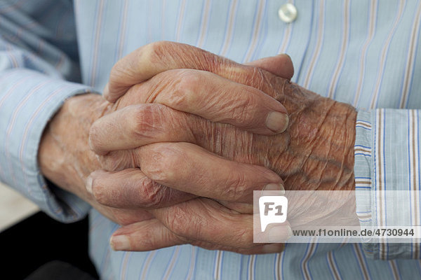 Gefaltete Hände eines alten Menschen  Gebet  Altenheim  Seniorenheim  Berlin  Deutschland  Europa