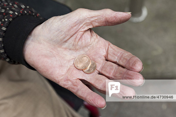 Alte  männliche Hand mit zwei Fünf-Cent Münzen in der offenen Handfläche  Altenheim  Seniorenheim  Berlin  Deutschland  Europa