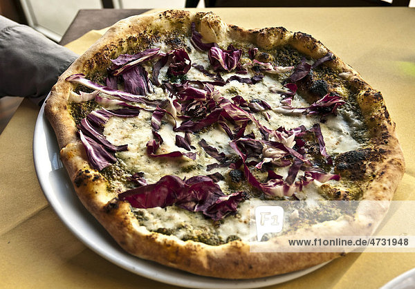 Pizza mit Radicchio und Käse in Neapel  Kampanien  Italien  Europa