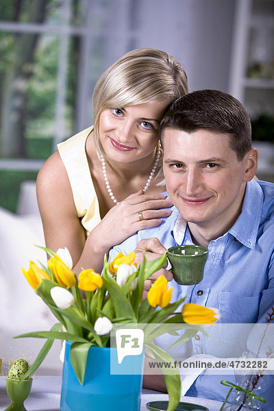 Junges Paar im Wohnzimmer  Tulpen  Osterei