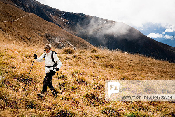 Frau wandert bei den Drei Zinnen  Dolomiten  Südtirol  Italien  Europa