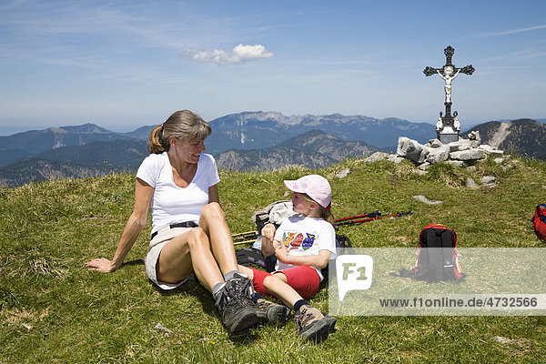 Bergwanderung auf den Vorderskopf  Mutter und Tochter rasten auf dem Gipfel  Alpen  Österreich  Europa