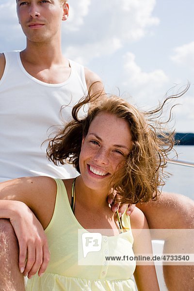 Portrait von paar entspannenden in Boot am Meer