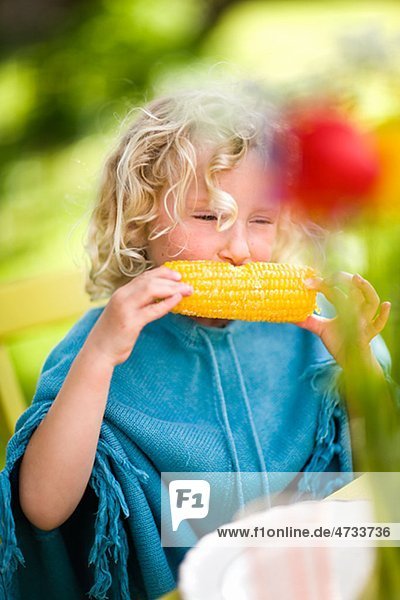 Girl eating Corn Cob-Außenaufnahme