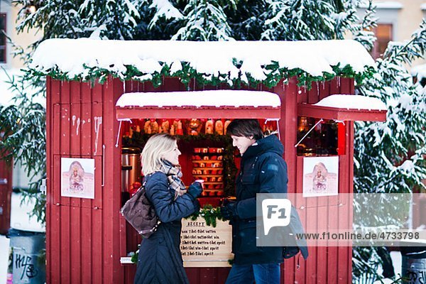 Paar stand vor Garküche im Schnee