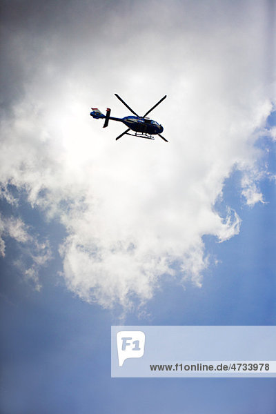 Helikopter-gegen Himmel  Untersicht