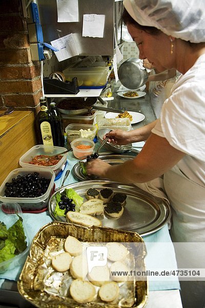 Küche-Mitarbeiter machen traditionellen italienischen Knödel