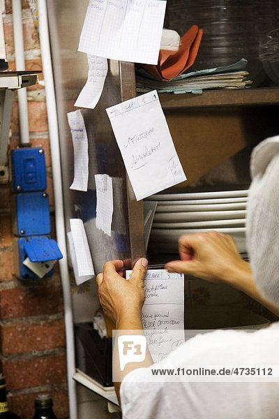 Küche-Bediensteten aufstellen von Post it