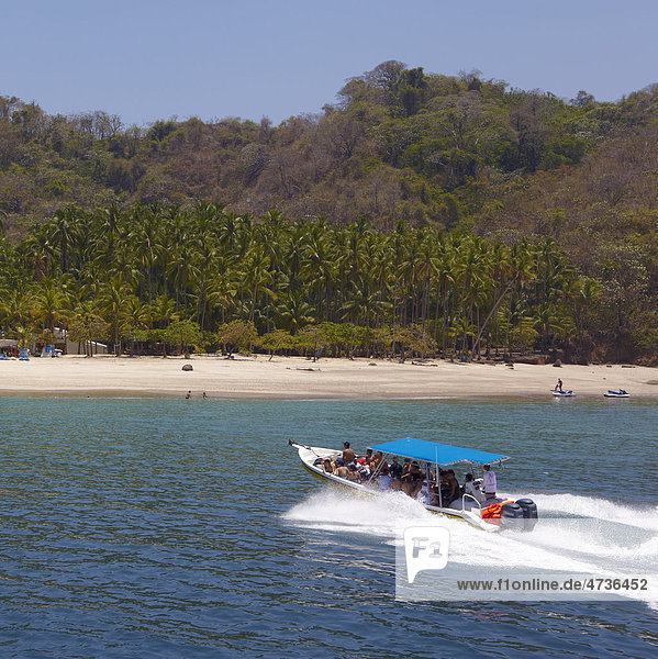Costa Rica Puntarenas Region  in der Nähe von Cobano  Pazifikküste  Strand  Boot