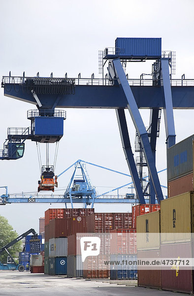 Container im Hafen  Karlsruhe  Baden-Württemberg  Deutschland  Europa