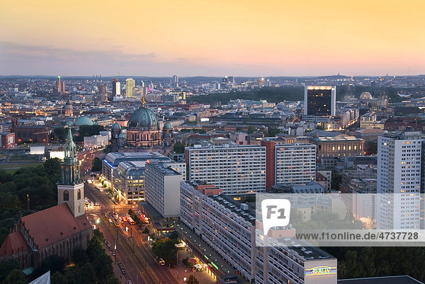 Luftbild  Stadtansicht  Häuser in der Abenddämmerung  Berlin  Deutschland  Europa