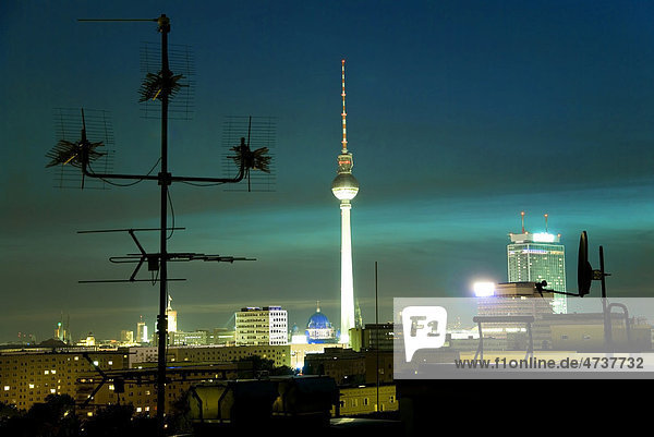 Fernsehturm bei Nacht  Alexanderplatz  Berlin  Deutschland  Europa