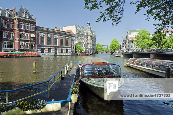 Ausflugsboote auf einem Kanal  Amsterdam  Niederlande  Europa