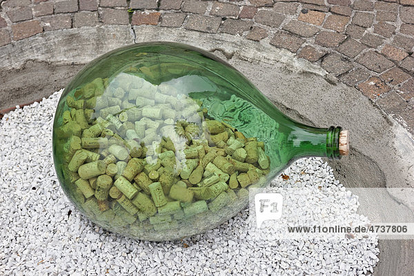 Großer grüner Weinbehälter  gefüllt mit Weinkorken