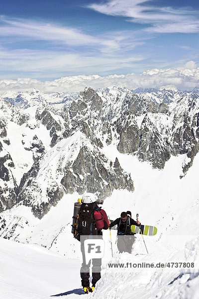 Bergsteiger in den schneebedeckten Bergen  Chamonix  Chamonix-Mont-Blanc  Frankreich  Europa