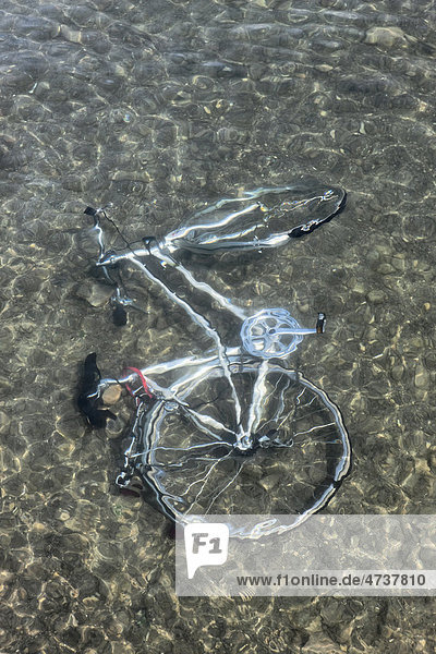 Fahrrad  das ins Wasser geworfen wurde
