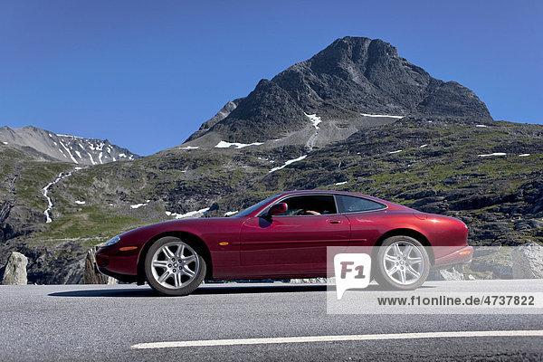 Roter Jaguar XK  Trollstigen Straße  Norwegen  Skandinavien  Europa