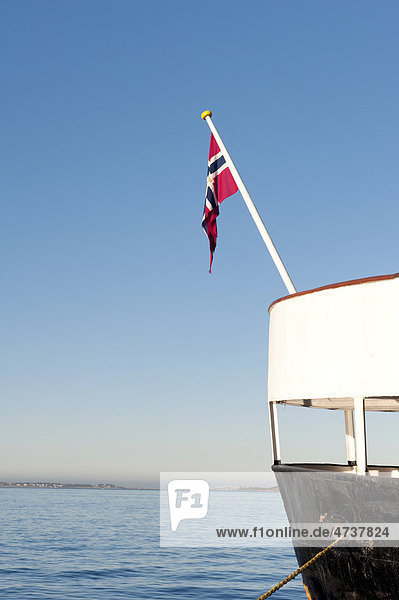 Schiff Nordstjernen mit norwegischer Flagge  Hurtigruten  Norwegen  Skandinavien  Europa