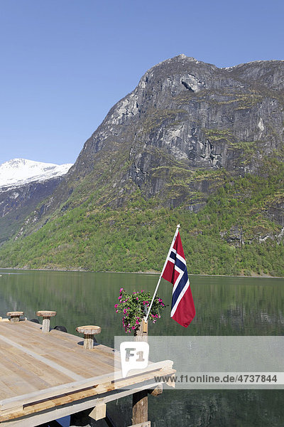 Norwegische Flagge  Oldevatnet-See  Briksdalen  Norwegen  Skandinavien  Europa