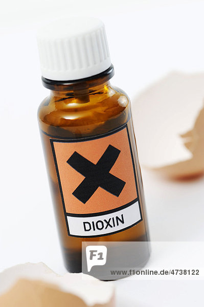 Flasche mit Gefährdungszeichen und Aufschrift Dioxin  Symbolbild  Dioxinbelastung bei Hühnereiern