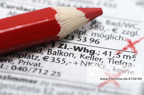 Wohnungsannoncen und roter Stift Wohnungsnot