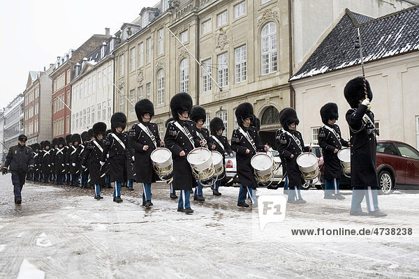 Wachen auf dem Weg zum Schloss Amalienborg  Wachwechsel  Kopenhagen  Dänemark  Europa