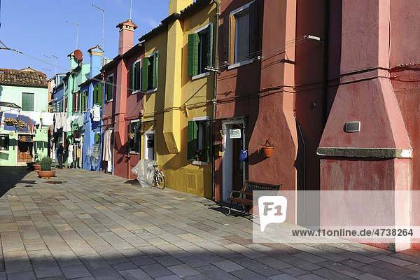 Bunte Häuser  die Schornsteine sind wegen der Brandgefahr außen angebracht  Insel Burano  Venedig  Italien  Südeuropa