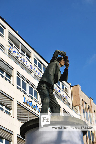 Mann fotografiert  Skulptur auf einer Litfasssäule  Düsseldorf  Nordrhein-Westfalen  Deutschland  Europa