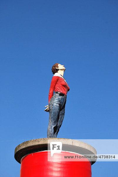 Frau guckt in die Luft  Skulptur auf roter Litfasssäule  Düsseldorf  Nordrhein-Westfalen  Deutschland  Europa