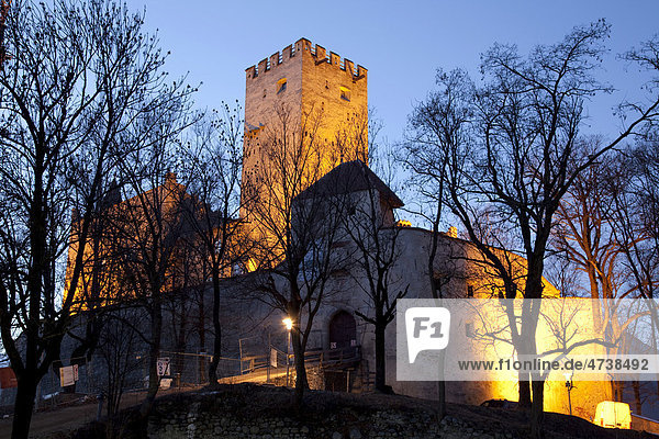 Schloss Bruneck  Nachtaufnahme  Bruneck  Pustertal  Südtirol  Italien  Europa