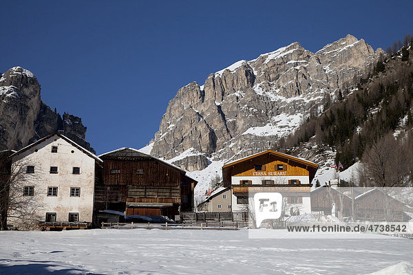 Häuser vor Sellagruppe  Kolfuschg  Colfosco  Gadertal  Badia Abtei  Dolomiten  Südtirol  Italien  Europa