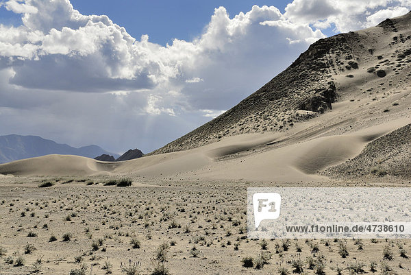 Berglandschaft und Sanddünen zwischen Trakduka und Gyantse  Gyangze  Tibet  China  Asien