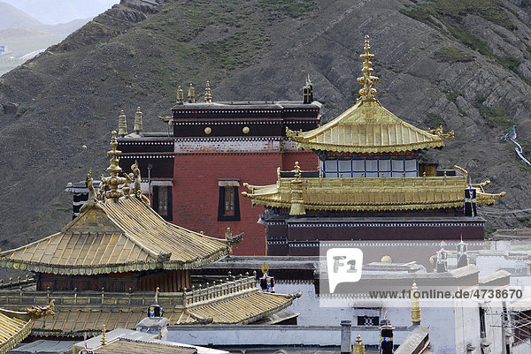 Blick auf die goldfarbenen Dächer  Kloster Tashilhunpo  Shigatse  Tibet  China  Asien