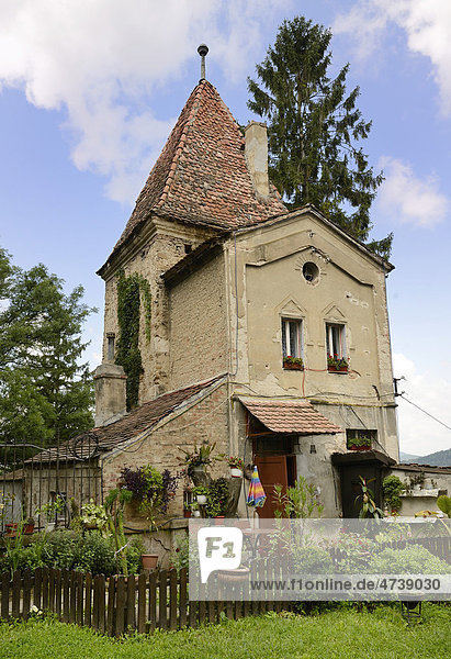 An Wachturm angebautes Haus  Sighisoara  Schässburg  Rumänien  Europa