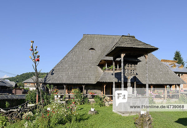 Wohnhaus aus Holz im traditionellen Stil  Botiza  Iza-Tal  Maramures  Rumänien  Europa