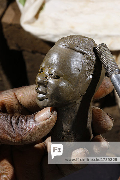 Männlicher Kopf aus Ton  Herstellung von Töpfereiprodukten  Bamessing  Kamerun  Afrika