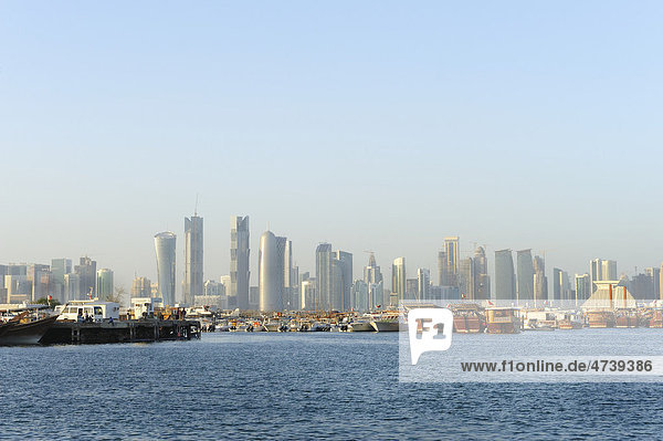 Skyline mit traditionellen Dhau Booten  West Bay District  Doha  Emirat Katar  Qatar  arabische Halbinsel  Persischer Golf  Naher Osten  Asien